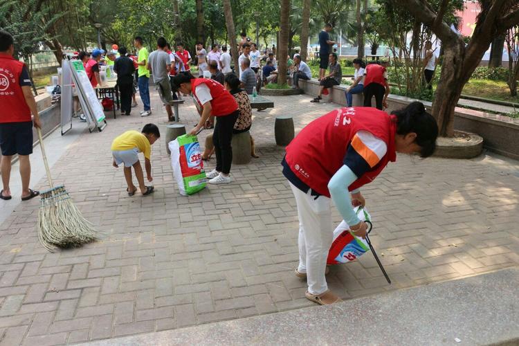 组织志愿者清扫社区活动